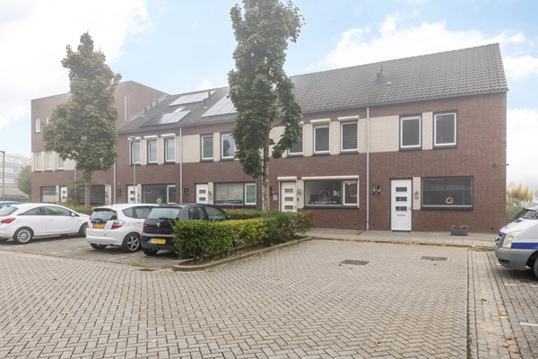 Foto - Te koop: In Landgraaf op een zeer kindvriendelijke locatie bevindt zich deze nette en moderne instapklare energiezuinige tussenwoning uit 2008